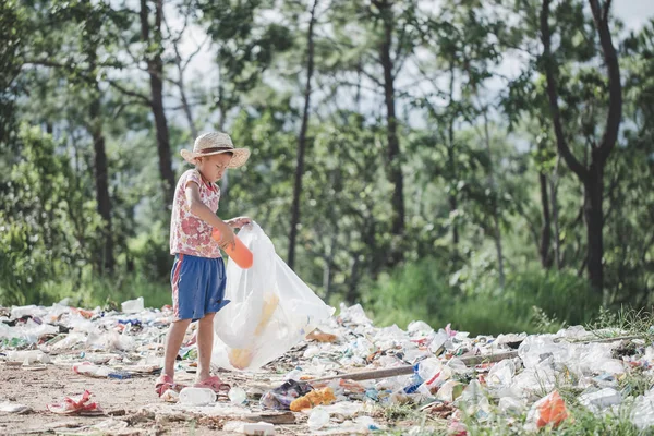 Los niños pobres recogen basura para la venta.y la reciclan en tierra firme — Foto de Stock