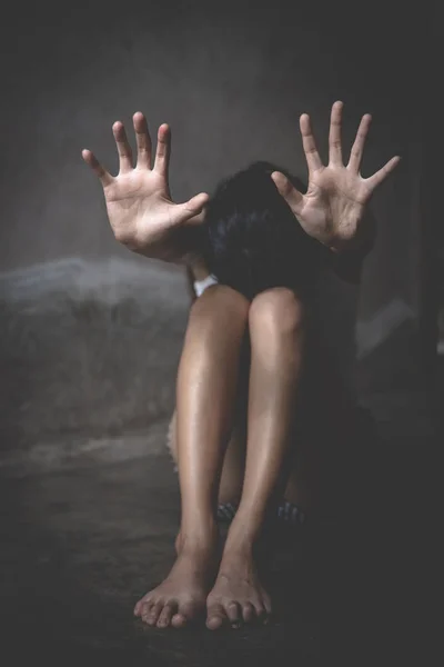 Begreppsfoto av sexuella övergrepp, traumatiserade unga kvinnor. Stanna! — Stockfoto