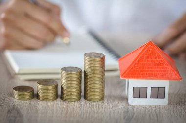 sikke para konsept yatırım ipotek finansmanı ve ev kredisi iş, iş, yenilik, büyüme ve para için ev modeli ne kadar artış büyüme kurma