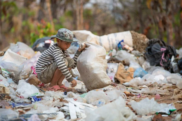 Pobre Chico Recogiendo Basura Saco Para Ganarse Vida Concepto Niños — Foto de Stock