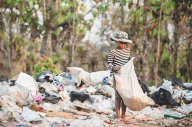 Çocuklar yoksulluk, Dünya Çevre Günü, çocuk işçiler, insan kaçakçılığı, yoksulluk konsepti yüzünden satılmaya devam edilecek çöplükler.