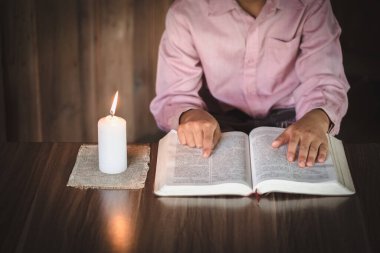 Fakir çocuklar ışık için mum, ev ödevi yapan engelli çocuklar ve eğitim kavramı kullanarak kitap okurlar..