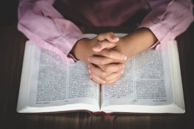 Dindar Hıristiyan çocuk içeride İncil için dua ediyor, dini kavramlar. Dini inançlar Hristiyan hayatı kriz duası Tanrı 'ya.
