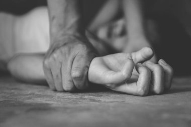 Tecavüz ve cinsel taciz konsepti için el ele tutuşan bir erkek, aile içi şiddet, cinsel saldırı konsepti, Uluslararası Kadınlar Günü