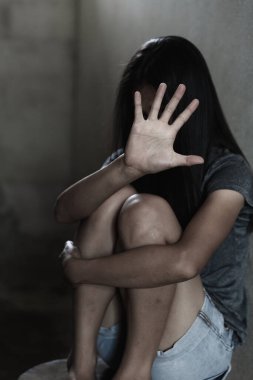 Şiddeti, insan ticaretini, kadınlara yönelik şiddeti durdurmak için kadın el işareti. İnsan bir ürün değildir. Kadın istismarını, insan hakları ihlallerini durdurun.