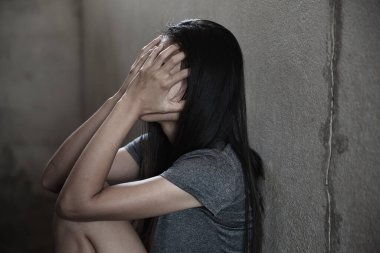 Depresyonda olan genç bir kadın, aile içi şiddet ve tecavüz. Şiddeti, insan ticaretini, kadınlara karşı şiddeti durdurmayı bırakın. İnsan bir ürün değildir. Kadın istismarını, insan hakları ihlallerini durdurun.