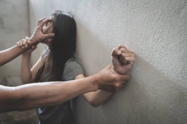 Tecavüz ve cinsel istismar konsepti için bir kadının elini tutan erkek eli. Depresyondaki genç kadın, dövülmüş ve tecavüze uğramış, aile içi şiddet. Boşluğu kopyala.