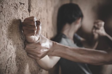 Tecavüz ve cinsel istismar kavramı. Cinsel istismar bir sorun veya sosyal konular kavramı. Tecavüz ve cinsel tacizden bir kadının elini tutan bir erkek. İnsan hakları ihlalleri.