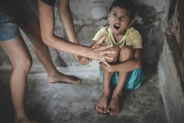 Bir kadın bir çocuğu avucuyla ezdi, aile içi şiddet. Şiddeti, insan kaçakçılığını, çocuğa yönelik şiddeti, çocuk istismarını, çocuk işçiliğini, insan hakları ihlallerini durdurun..