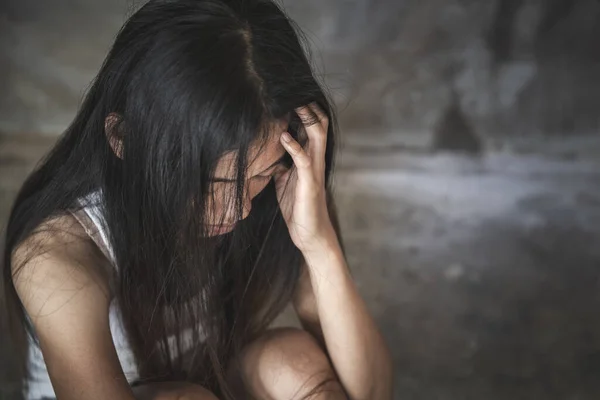 Fiatal Depressziós Családon Belüli Erőszak Megverték Megerőszakolták Sarokban Ülve Családon — Stock Fotó