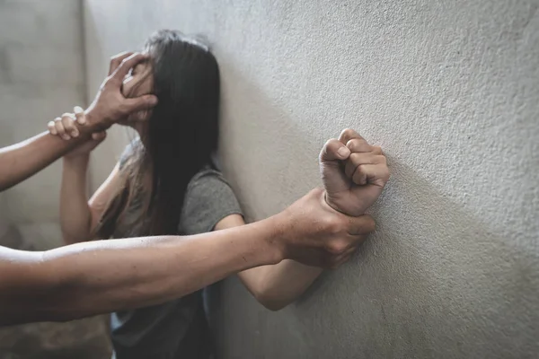 Mãos Homem Segurando Uma Mulher Mãos Para Conceito Estupro Abuso — Fotografia de Stock