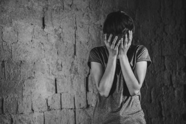 Depresyonda olan genç bir kadın, aile içi şiddet ve tecavüz. Şiddeti, insan ticaretini, kadınlara karşı şiddeti durdurmayı bırakın. İnsan bir ürün değildir. Kadın istismarını, insan hakları ihlallerini durdurun.