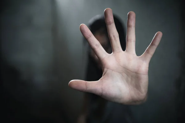 Şiddeti, insan ticaretini, kadınlara yönelik şiddeti durdurmak için kadın el işareti. İnsan bir ürün değildir. Kadın istismarını, insan hakları ihlallerini durdurun.