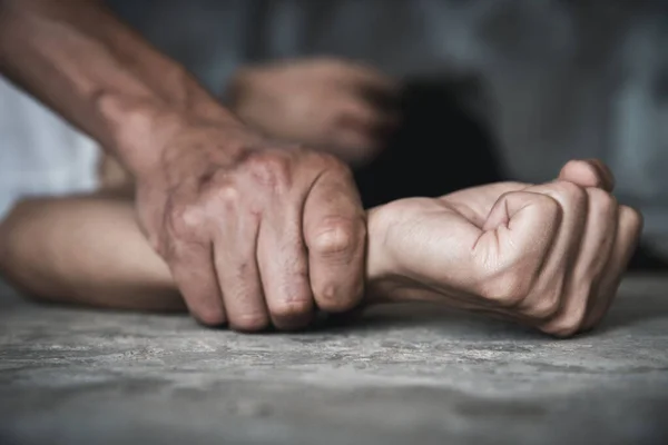 Man Hand Hålla Kvinna Hand För Våldtäkt Och Sexuella Övergrepp — Stockfoto