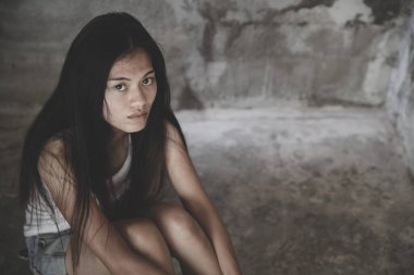 Depresyon ya da aile içi şiddet. Siyah-beyaz bir kadının ağlaması ve yüzünü kapaması stresi göstermek için yararlı..