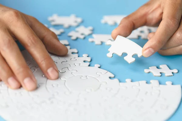 Białe Puzzle Rękach Ludzi Prawidłowe Rozwiązanie Praca Zespołowa Rozwiązywanie Wypełnianie — Zdjęcie stockowe