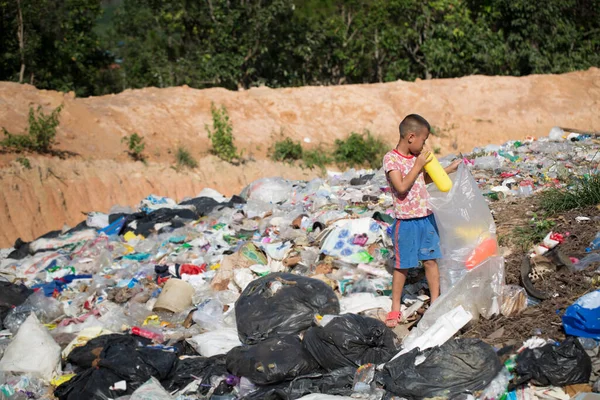 Niños Pobres Recogen Basura Para Venta Debido Pobreza Reciclaje Basura — Foto de Stock
