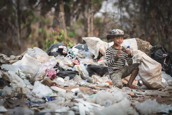 Los Niños Pobres Recogen Basura Para Venta Debido Pobreza Reciclaje — Foto de Stock