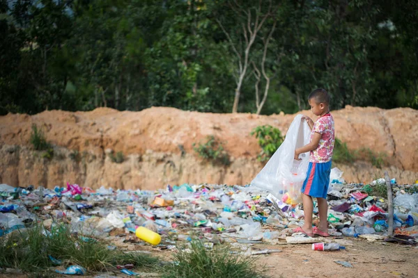Szegény Fiú Szemetet Gyűjt Zsákjában Hogy Megéljen Szegény Gyerekek Szegénység — Stock Fotó