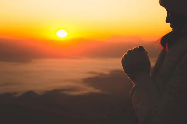 Der Mensch Dankt Gott Morgen Bei Sonnenaufgang Auf Dem Berg — Stockfoto
