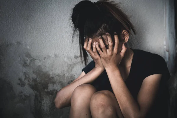 Kvinna Som Gömmer Sig Begreppet Våld Mot Kvinnor Nedstämd Tonåring — Stockfoto