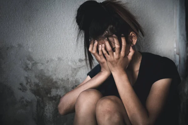 Eine Frau Die Ihr Gesicht Versteckt Gewalt Gegen Frauen Depressiver — Stockfoto