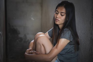 Depresyonda olan genç bir kadın, aile içi şiddet, tecavüz, dövülmüş ve tecavüze uğramış, aile içi şiddet. Boşluğu kopyala.