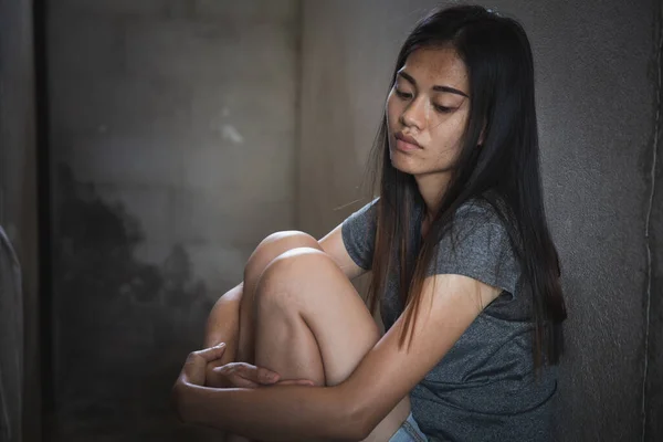 Jovem Deprimida Violência Doméstica Estupro Espancada Estuprada Sentada Canto Violência — Fotografia de Stock