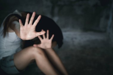 Kadın, cinsel istismar ve tecavüze son vermek için elini kaldırdı. Kadınlara yönelik şiddeti durdurdu. Uluslararası Kadınlar da...