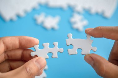 Beyaz yapbozları birleştiren iş kadınları, karar vermede işbirliği, sorunları çözmede takım desteği ve şirket takım çalışması kavramı..