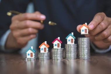 Kadın ev mankeni, büyüyen bozuk para, ev almak için biriktirdiği para ve emlak konsepti için iş yatırımlarına verdiği kredi. Invesment ve Risk Yönetimi.