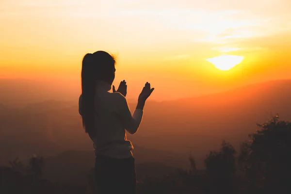 Uma Mulher Está Orando Deus Montanha Orar Mãos Com Religião — Fotografia de Stock