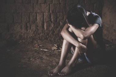 Depresyonda olan genç bir kadın, aile içi şiddet ve tecavüz, dövülmüş ve tecavüze uğramış, köşede oturmuş, boşluğu kopyalıyor. Uluslararası Kadınlar Günü