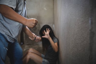 Bir kadına karşı aile içi şiddet, karanlık bir yerde korkmuş bir kadına saldıran bir erkekle cinsel taciz, kadınlara yönelik şiddeti durdurmak.,