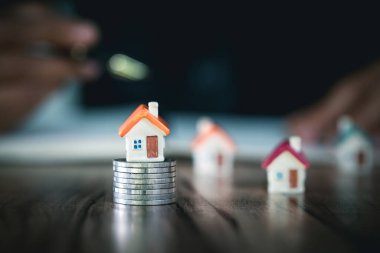 Bozuk para, para ve ev yığını, emlak yatırımı, yığınla madeni parayla tasarruf, ipotek konsepti.... 