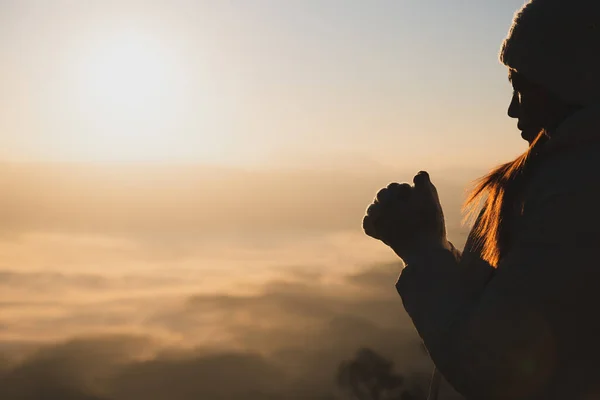 Jovem Religiosa Orando Deus Manhã Espirtualidade Religião Conceitos Religiosos — Fotografia de Stock