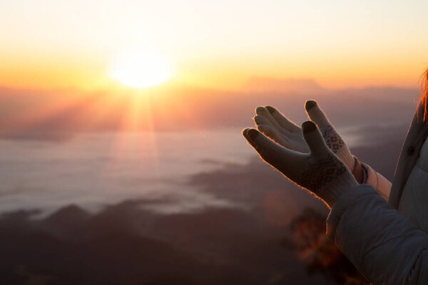 Религиозная молодая женщина молится Богу утром, духовность и религия, религиозные концепции