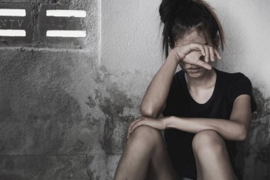 Depresyonda olan genç bir kadın, aile içi şiddet ve tecavüz. Şiddeti, insan ticaretini, kadınlara karşı şiddeti durdurmayı bırakın. İnsan bir ürün değildir. Kadın istismarını, insan hakları ihlallerini durdurun.