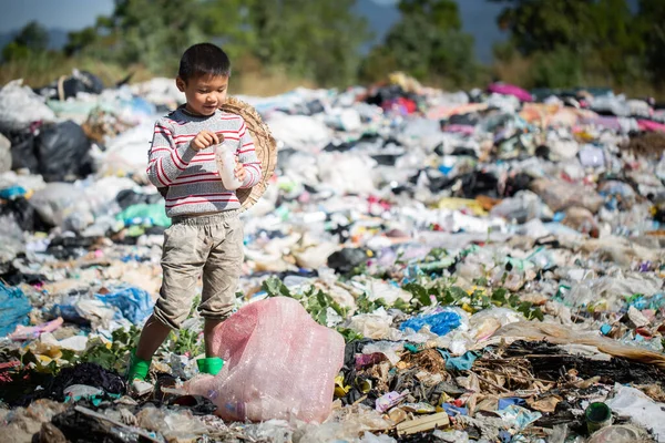 インドの貧困 子どもたちは埋め立て地でゴミを収集し 貧しい子どもたちの生活の概念 児童労働 人身売買 貧困の概念 — ストック写真