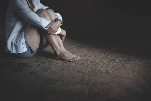 因抑郁 家庭问题 家庭暴力 抑郁和自杀等问题坐在地板上哭泣的女性 — 图库照片