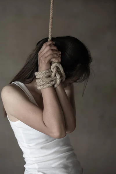 Nsan Kaçakçılığı Konsepti Acı Çeken Kurban Kadın Elleri Iple Bağlanmış — Stok fotoğraf