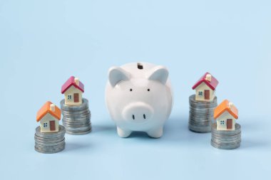 Domuz kumbarası, ev için para biriktirme konsepti ev almak için para biriktirme ve emlak konsepti için iş yatırımlarına kredi. Invesment ve Risk Yönetimi.