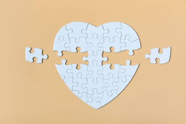 Sarı arka planda beyaz yapboz. Son görev tamamlanıyor, yapboz parçaları kayıp ve yapboz parçası eksik iş konsepti.