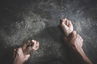 Tecavüz ve cinsel taciz konsepti için el ele tutuşan bir erkek, aile içi şiddet, cinsel saldırı konsepti, Uluslararası Kadınlar Günü