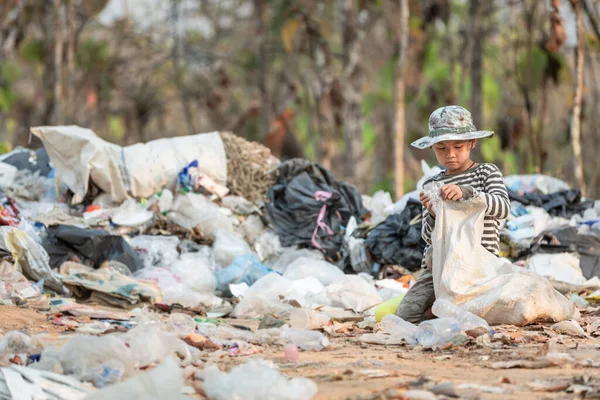 Pobre Chico Recogiendo Basura Vertedero Concepto Sustento Los Niños Pobres — Foto de Stock