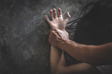 Tecavüz ve kadına yönelik cinsel taciz ve şiddete son vermek için bir kadının elini tutan bir erkek..