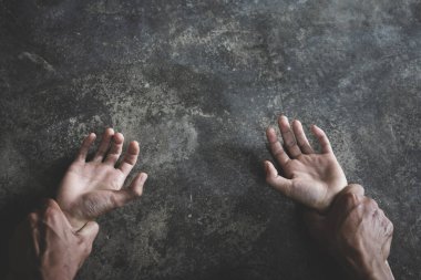 Tecavüz için bir kadının elini tutan bir erkeğin eli, cinsel istismar bir sorundur.