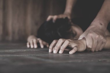 Korkmuş bir kadına saldıran bir erkekle cinsel taciz, bir kadına karşı aile içi şiddet, kadınlara yönelik şiddeti durdurmak..