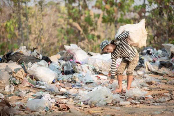 Pobre Chico Recogiendo Basura Vertedero Las Afueras Concepto Pobreza Trabajo — Foto de Stock