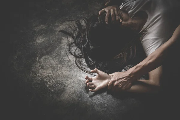 Mão Homem Segurando Uma Mão Mulher Por Estupro Abuso Sexual — Fotografia de Stock